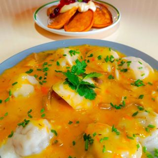 LÉČIVÉ ÚTERÝ 🙏 11.11. ZELENINOVÁ POLÉVKA S KNEDLÍČKY, PLNĚNÉ PELMENĚ S OMÁČKOU Z HLÍVY ÚSTŘIČNÉ, DÝŇOVÉ LÍVANEČKY S VEGAN...