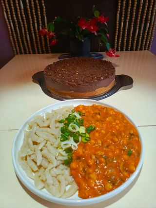 DOBRÝ ČTVRTEK 💚 13.11. BRAMBORAČKA S KAPUSTOU A ŽAMPIONY, CIZRNA NA PAPRICE S PÓRKEM, HALUŠKY, VEGANSKÝ DEZERT S ŘAPÍKATÝM...