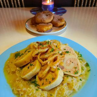 LÉČIVÉ ÚTERÝ 🙏 18.11. 10-15 POLÉVKA Z ČERVENÉ ČOČKY, PLNĚNÁ BRAMBOROVÁ ROLÁDA VEGANSKÝM UZENÝM NA KYSELÉM ZELÍ, VÍDEŇSKÁ...