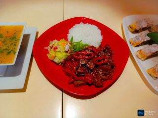 LÁSKA V PONDĚLÍ 🩷💜❤️ 24.11. 10-14 rezervace: www.mlaskavec.cz ZELENINOVÁ POLÉVKA, ROBI MASO V MEDOVÉ MARINÁDĚ SE SEZAMEM A...