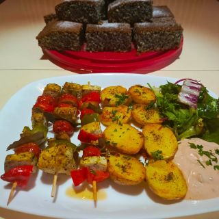 LÉČIVÉ ÚTERÝ 🙏 BROKOLICOVÝ KRÉM S KRUTONKY, KEBAB ŠPÍZY S BAZALKOVÝM TOFU, PEČENÉ BRAMBORY, LISTY SALÁTU S BALZAMIKOVOU...