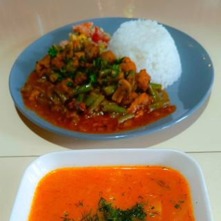 LASKAVÉ PONDĚLÍ 🩷 POLÉVKA Z KYS. ZELÍ, BRAMBOR, KOPRU A VEGAN PÁRKEM, SOJOVÉ KOSTKY NA ŽAMPIONECH A ZELENÝCH FAZOLKÁCH,...