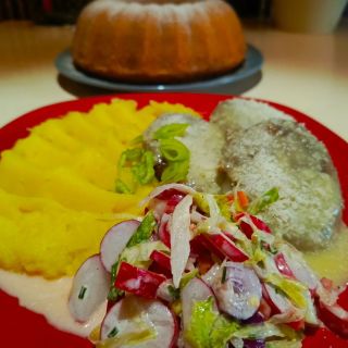 DOBRÝ ČTVRTEK 💚 JARNÍ ZELENINOVÁ POLÉVKA, BROKOLICOVÉ KARBANÁTKY S ROSTL. PARMEZÁNOVOU OMÁČKOU, BRAMBOROVÉ PYRÉ, VEGANSKÝ...