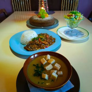 ŠŤASTNÝ PÁTEK 🍀 12.12. 10-14 PÓRKOVÁ POLÉVKA S TEMPEHOVOU SLANINKOU A KRUTONKY, RESTOVANÝ LILEK SE ŽAMPIONY A BAMBUSOVÝMI...